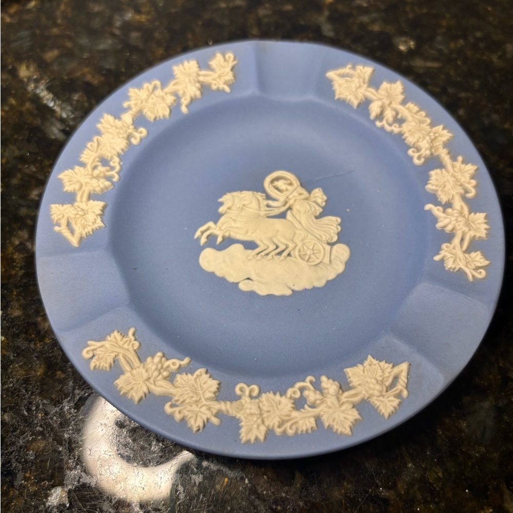 WEDGWOOD Vintage Blue Jasperware Ashtray - Picture 2 of 5